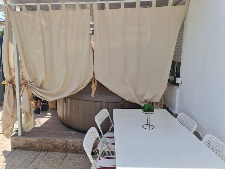 "Linda'S Guest House" Beach House With Private Patio & Hot Tub, 3 Min From The Beach Costa da Caparica Exterior photo