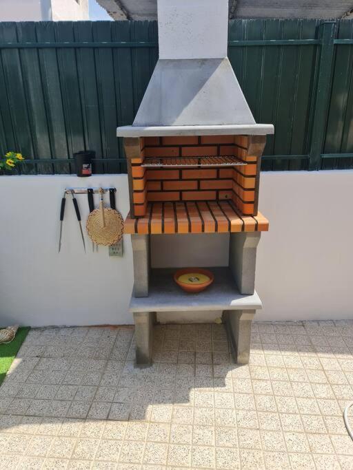 "Linda'S Guest House" Beach House With Private Patio & Hot Tub, 3 Min From The Beach Costa da Caparica Exterior photo