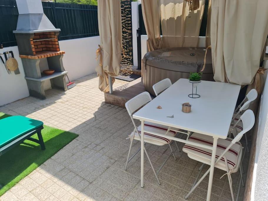 "Linda'S Guest House" Beach House With Private Patio & Hot Tub, 3 Min From The Beach Costa da Caparica Exterior photo